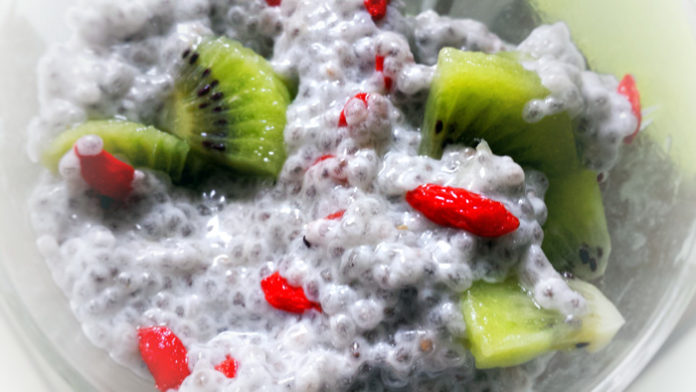 Pudding chia, goja i mleko kokosowe