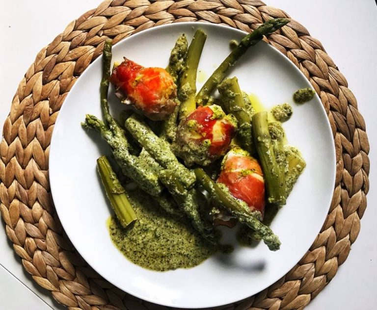 Roladki z kurczaka z zielonymi szparagami w pesto