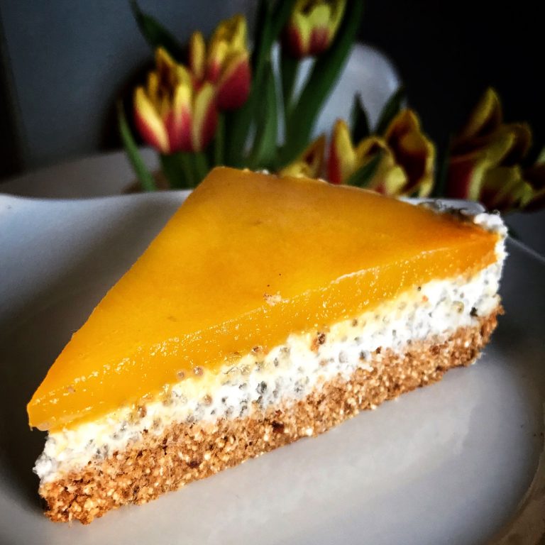 ciasto z kremem kokosowym i galaretką z mango