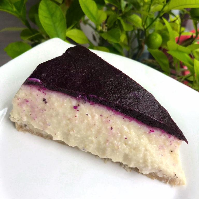 Jagielnik na daktylowym spodzie z polewą borówkową przeplatany nutą orzechową