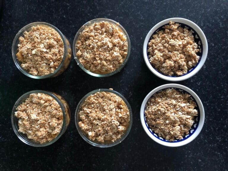 Jabłka zapiekane pod owsiano-orzechową kruszonką